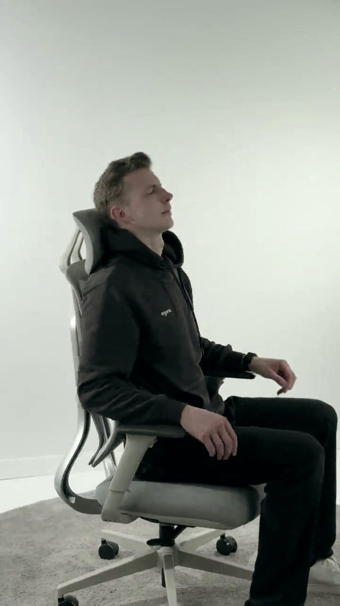 Cilvēks sēž tikko saliktā OmniSit Pro krēslā