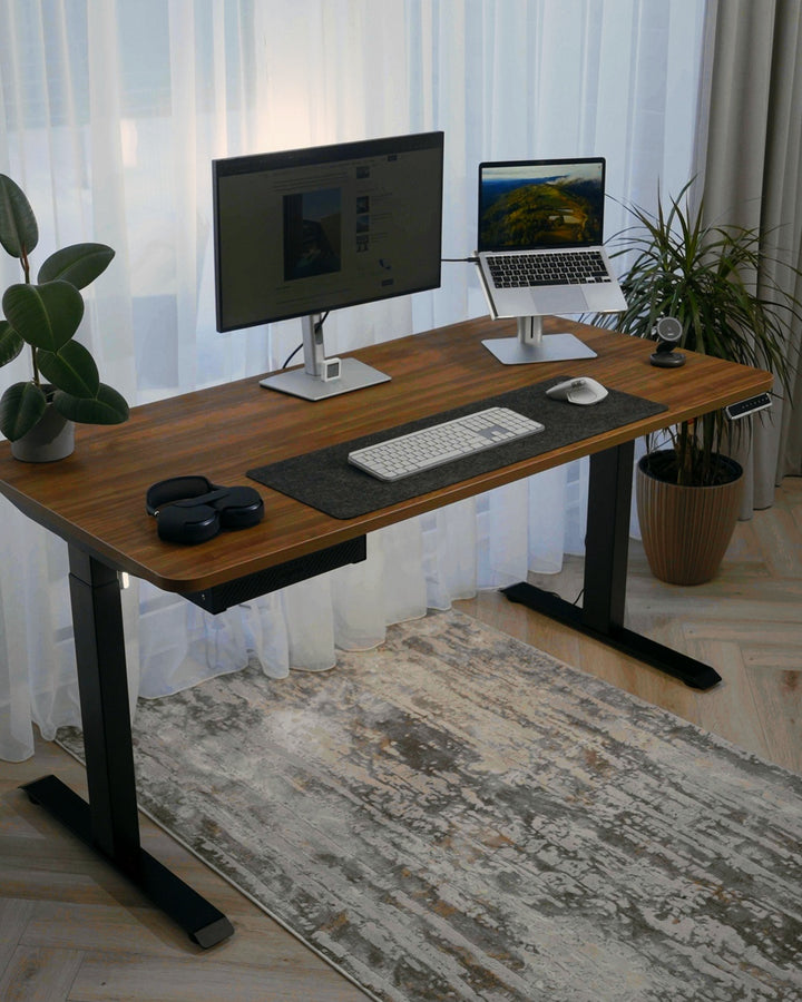Darba vieta ar Ergonix galdu: Riekstkoka virsma · Mājas birojs