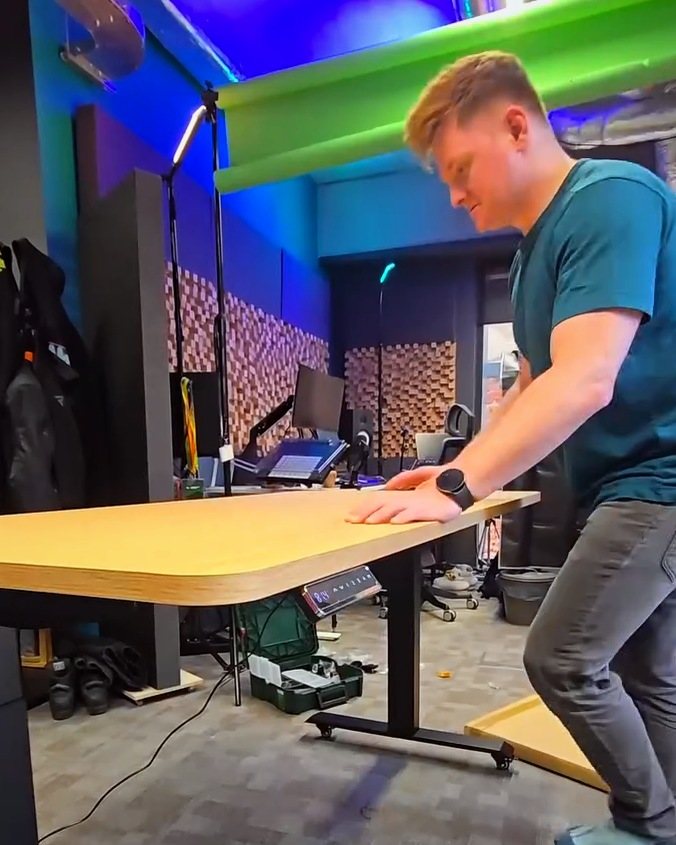 Darba vieta ar Ergonix galdu: Ozola virsma · Studija